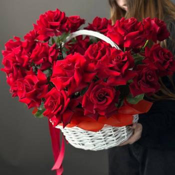 25 красных роз в корзине
