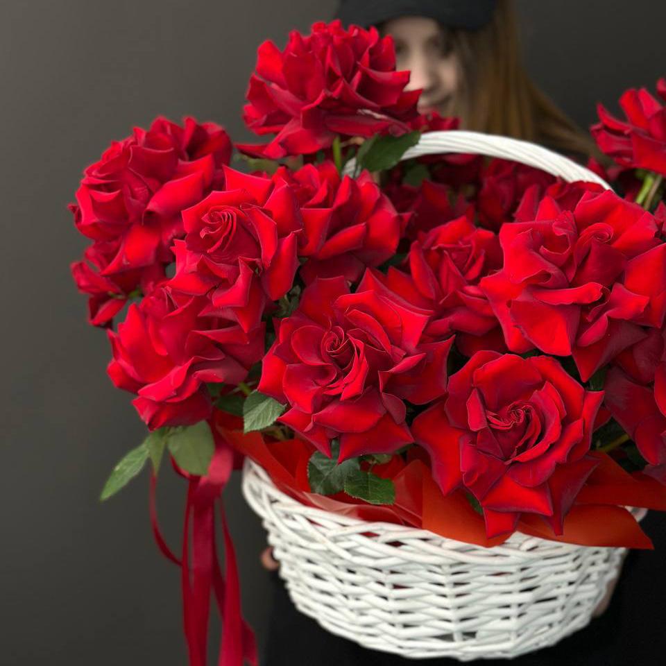 25 красных роз в корзине