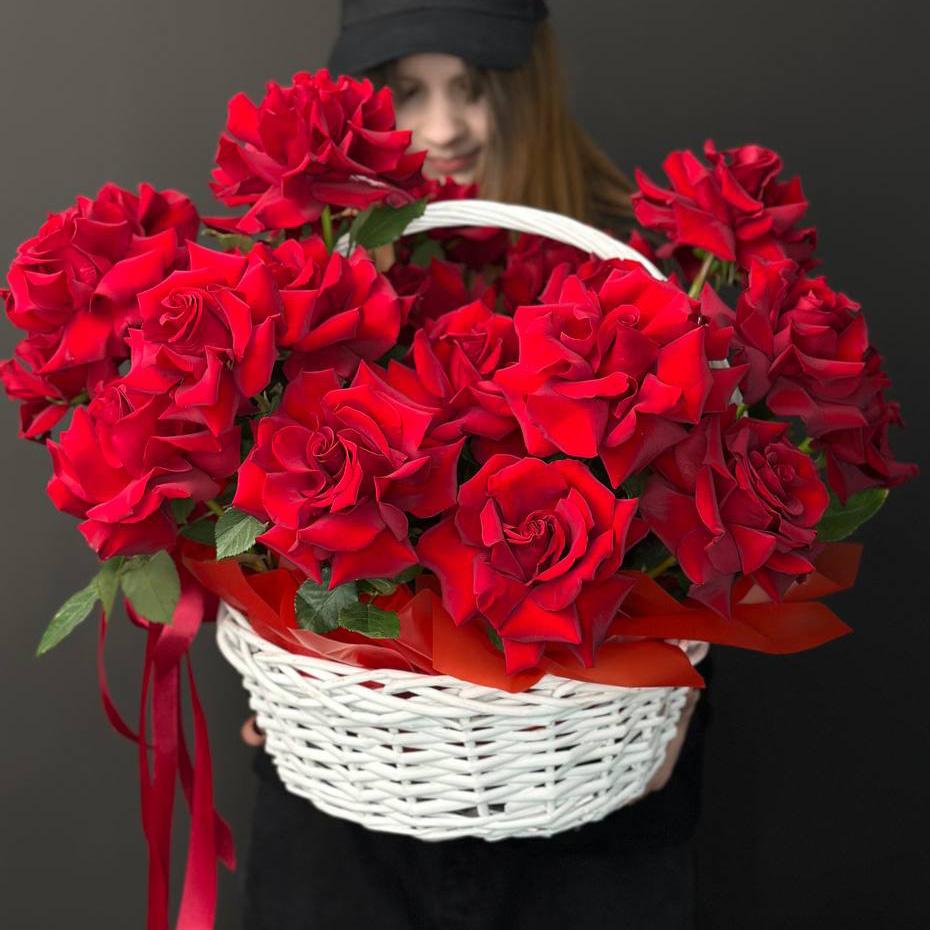 25 красных роз в корзине