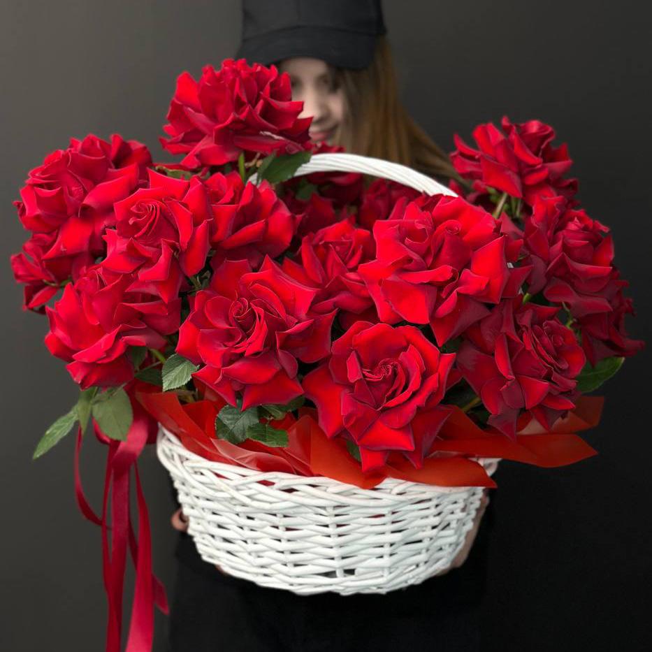 25 красных роз в корзине