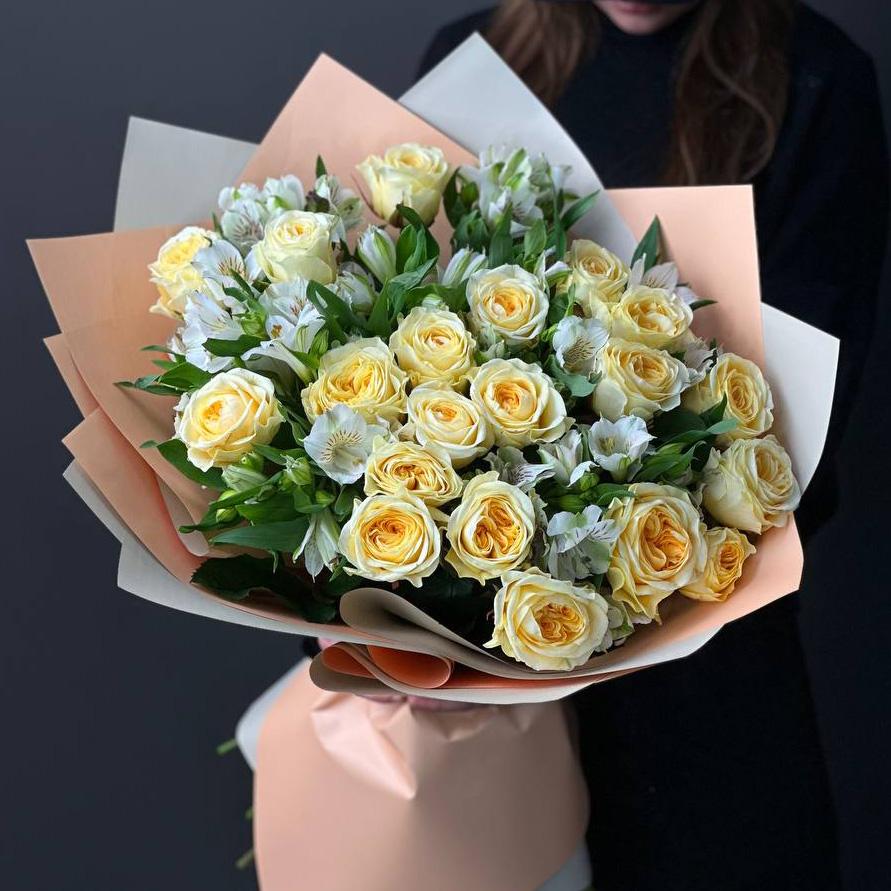 21 пионовидная роза с альстромериями