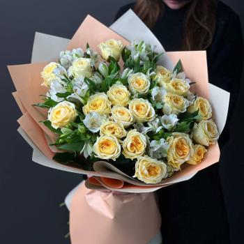 21 пионовидная роза с альстромериями