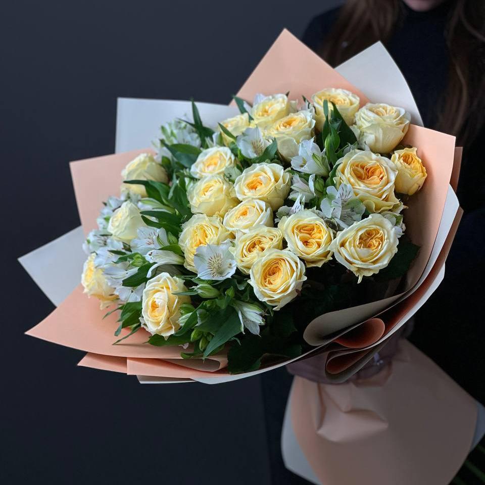 21 пионовидная роза с альстромериями