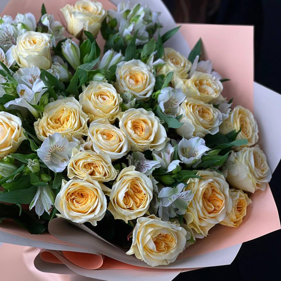 21 пионовидная роза с альстромериями