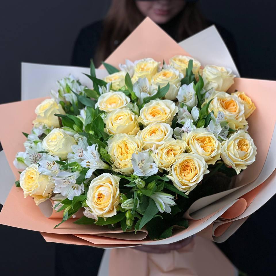 21 пионовидная роза с альстромериями