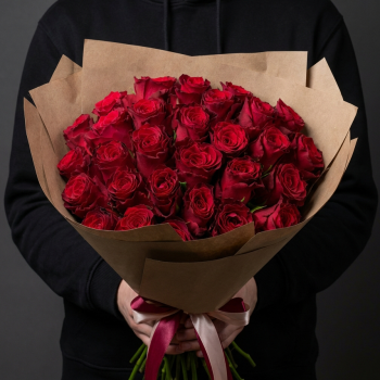29 красных роз в крафтовой упаковке