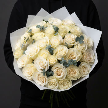 33 белые розы с экалиптом