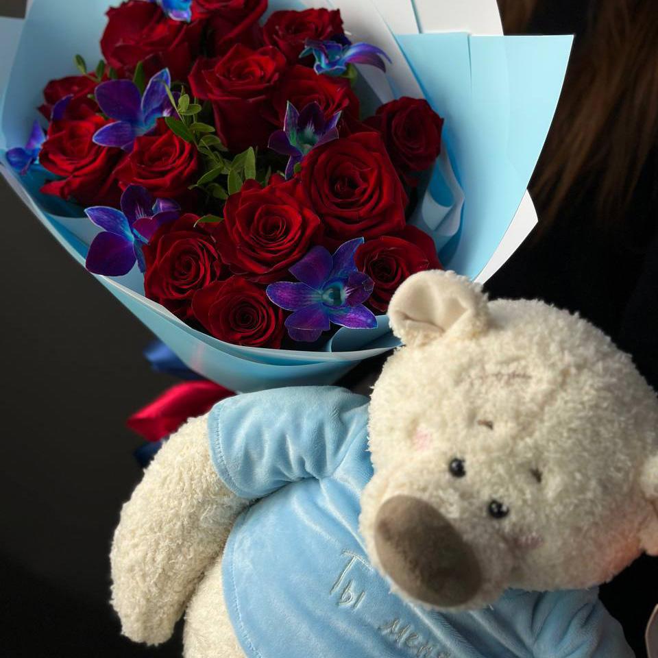Букет из красных роз и орхидей с мягкой игрушкой