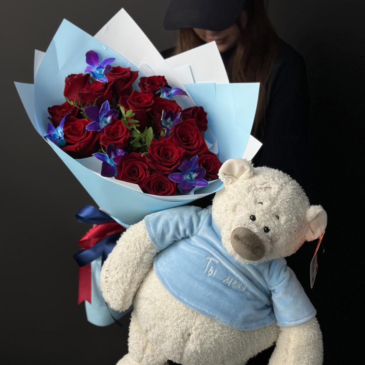 Букет из красных роз и орхидей с мягкой игрушкой