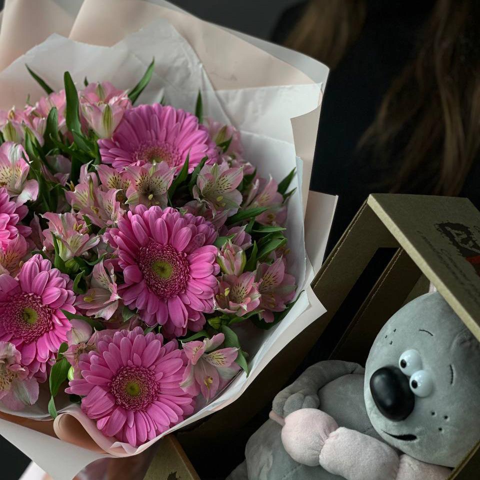 Букет из альстромерий и гербер с мягкой игрушкой