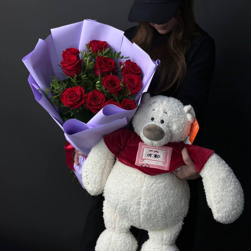 Букет из красных роз с мягкой игрушкой