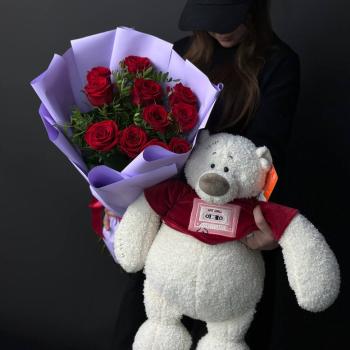 Букет из красных роз с мягкой игрушкой