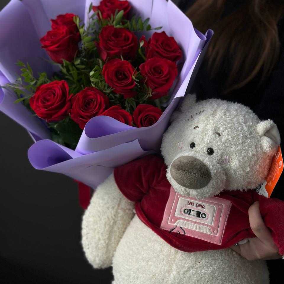 Букет из красных роз с мягкой игрушкой