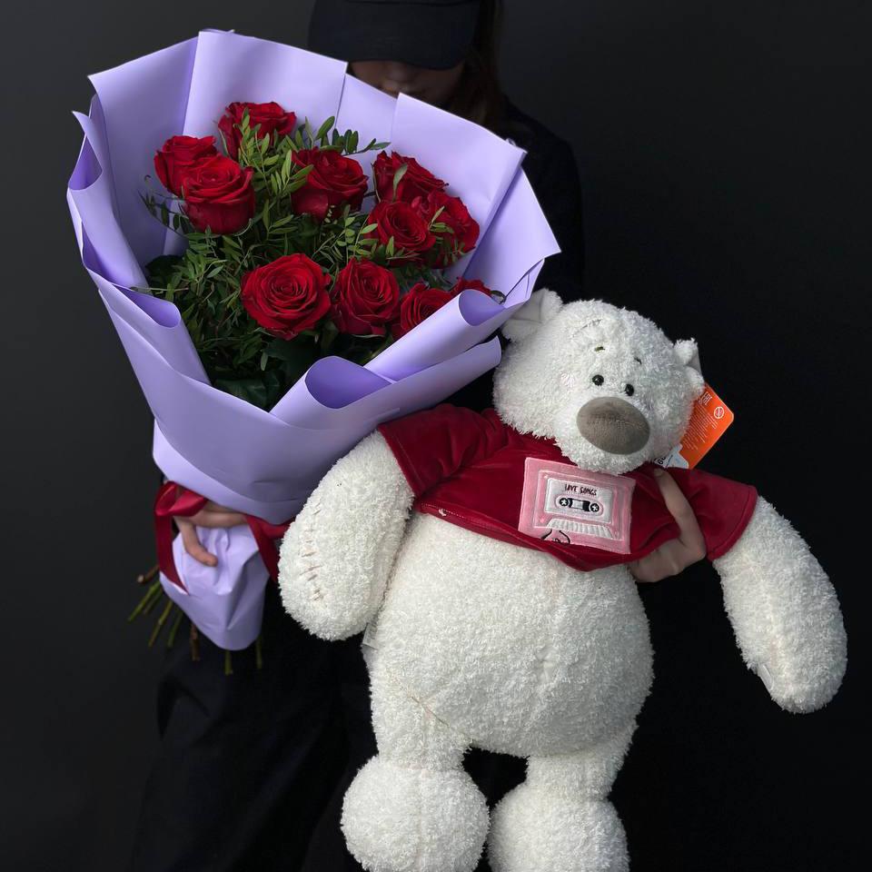 Букет из красных роз с мягкой игрушкой
