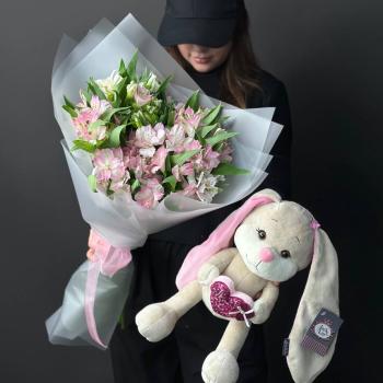 Букет из 15 альстромерий с мягкой игрушкой