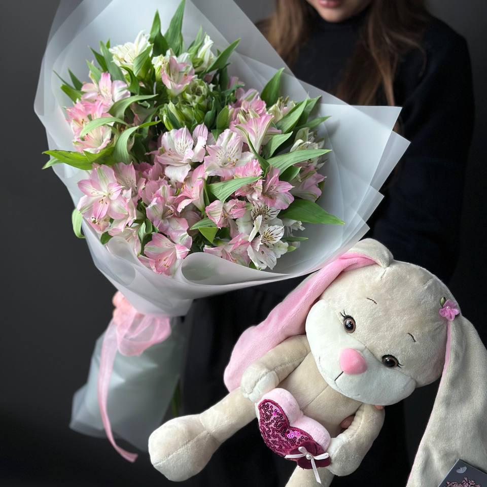 Букет из 15 альстромерий с мягкой игрушкой