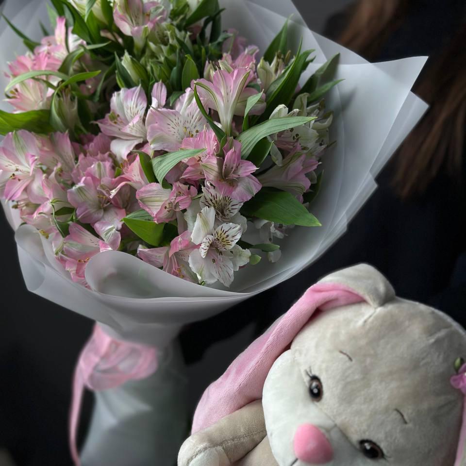 Букет из 15 альстромерий с мягкой игрушкой