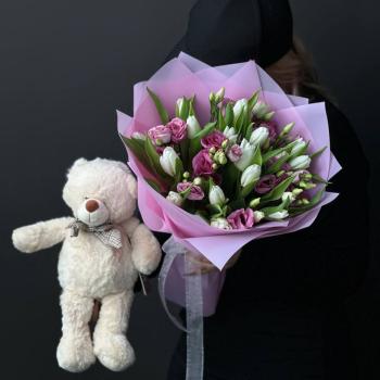 Букет из белых тюльпанов и эустом с мягкой игрушкой