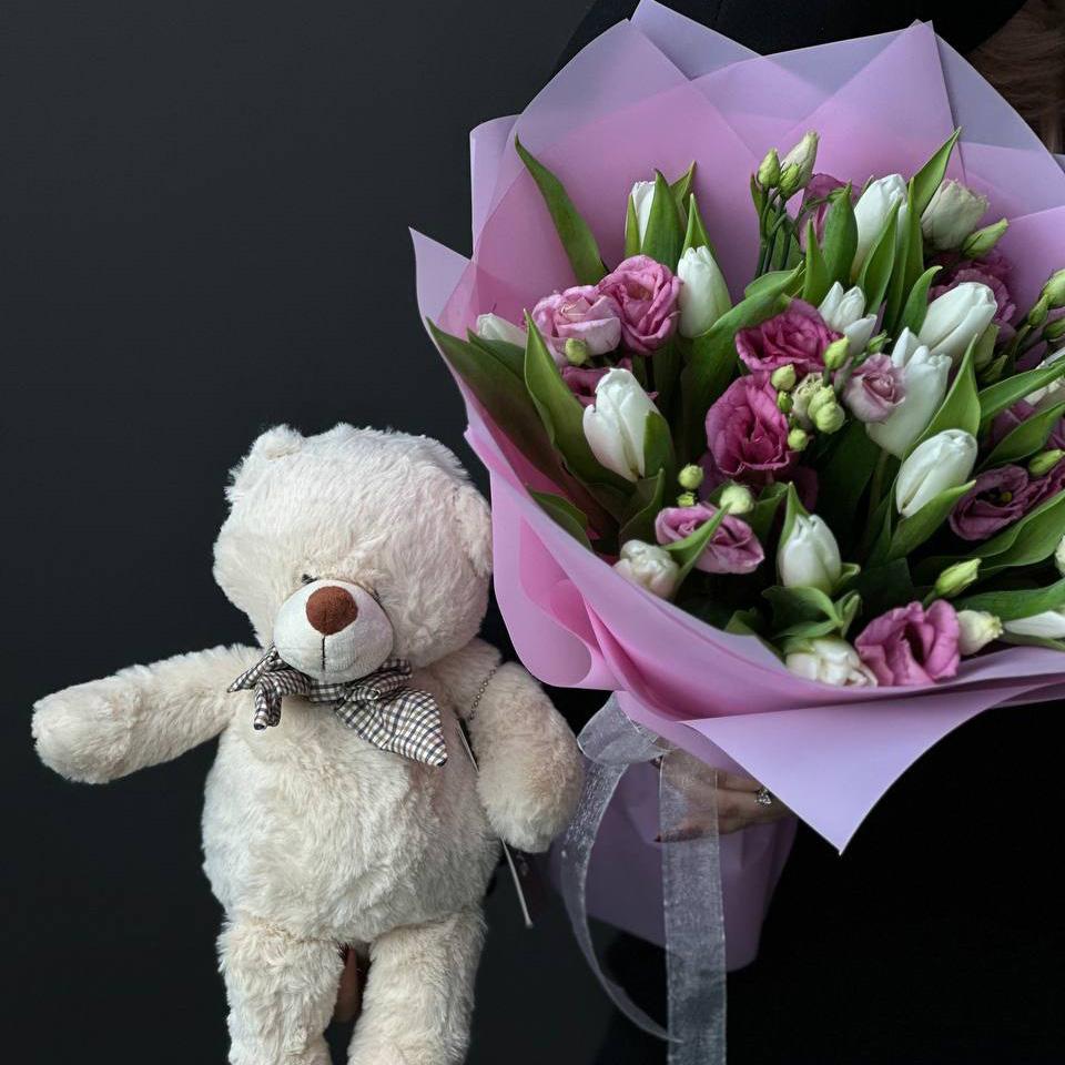 Букет из белых тюльпанов и эустом с мягкой игрушкой