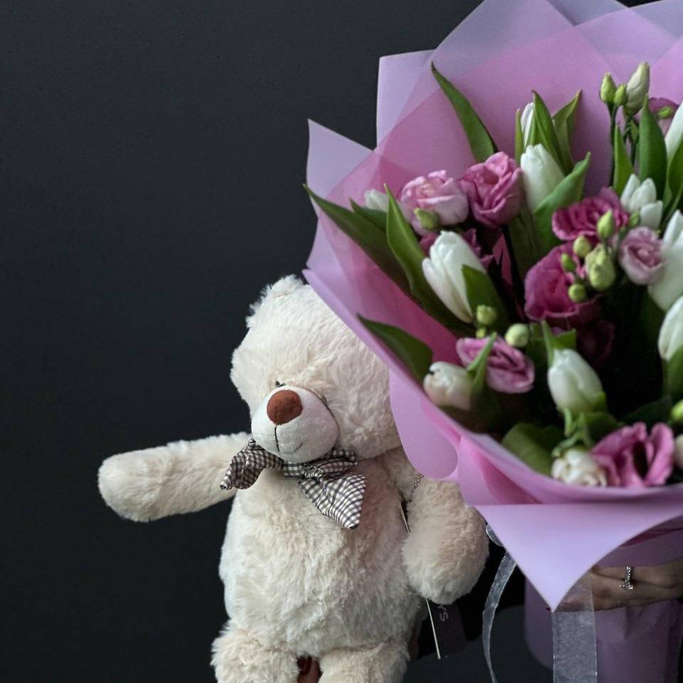 Букет из белых тюльпанов и эустом с мягкой игрушкой