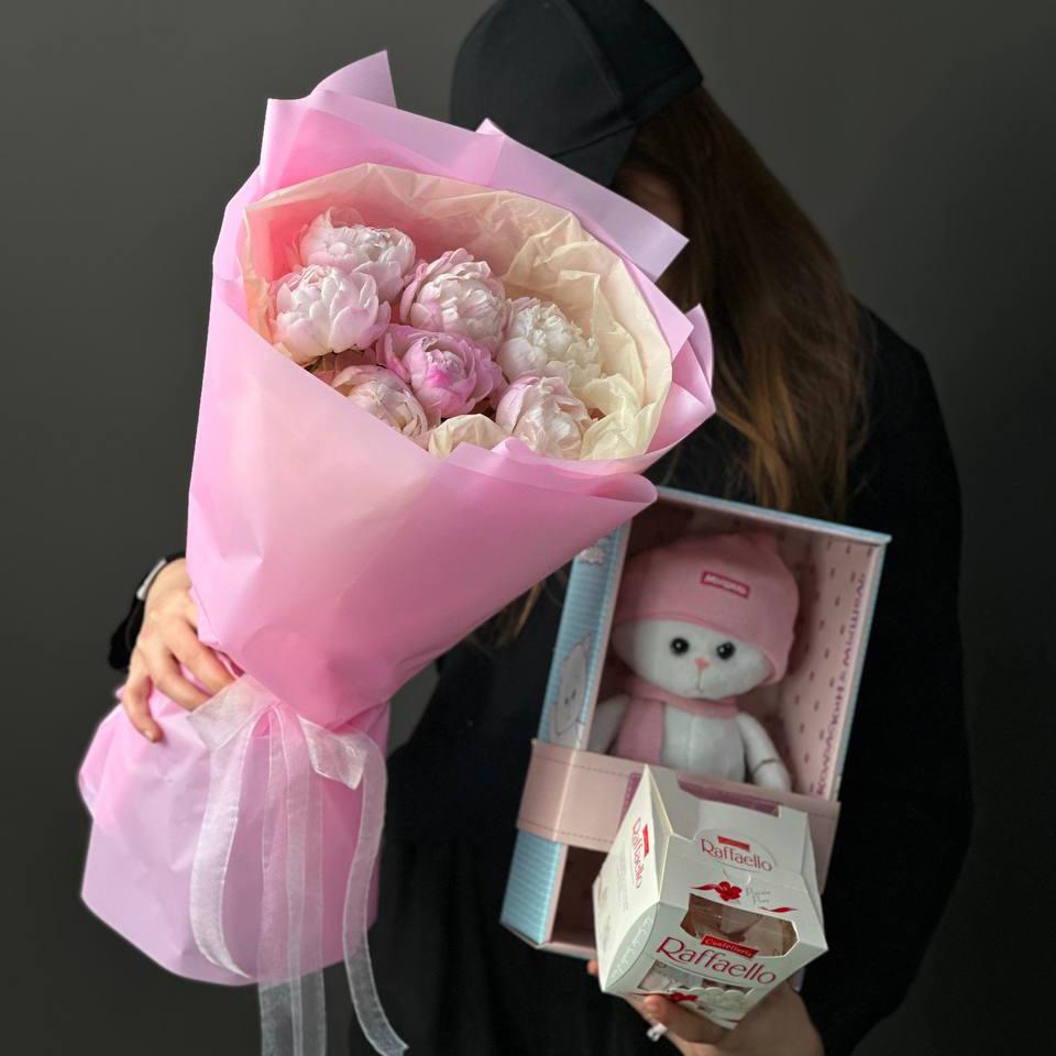 Букет из 7 пионов с мягкой игрушкой и конфетами