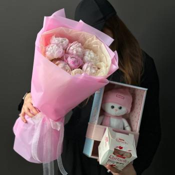 Букет из 7 пионов с мягкой игрушкой и конфетами