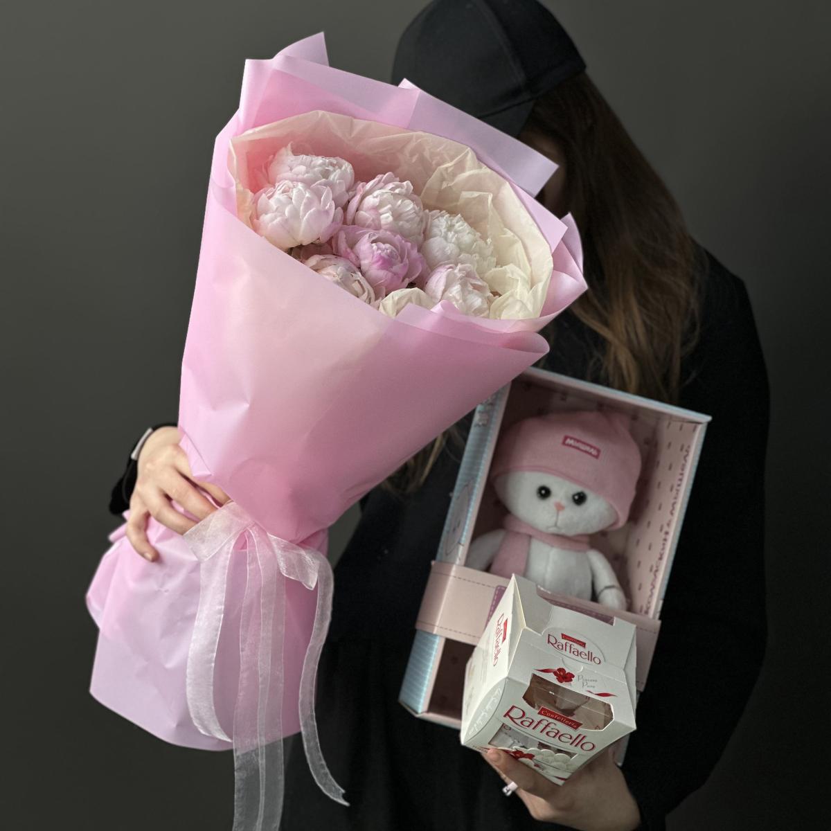Букет из 7 пионов с мягкой игрушкой и конфетами