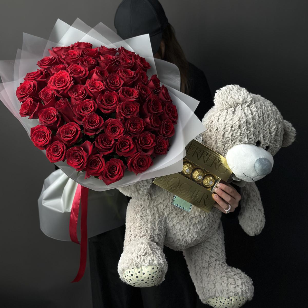 51 красная роза с конфетами и мягкой игрушкой