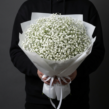 Букет белых гипсофил в белой упаковке