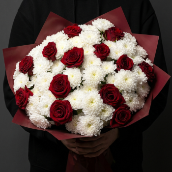 15 красных роз с хризантемами