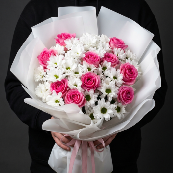 11 розовых роз с хризантемами