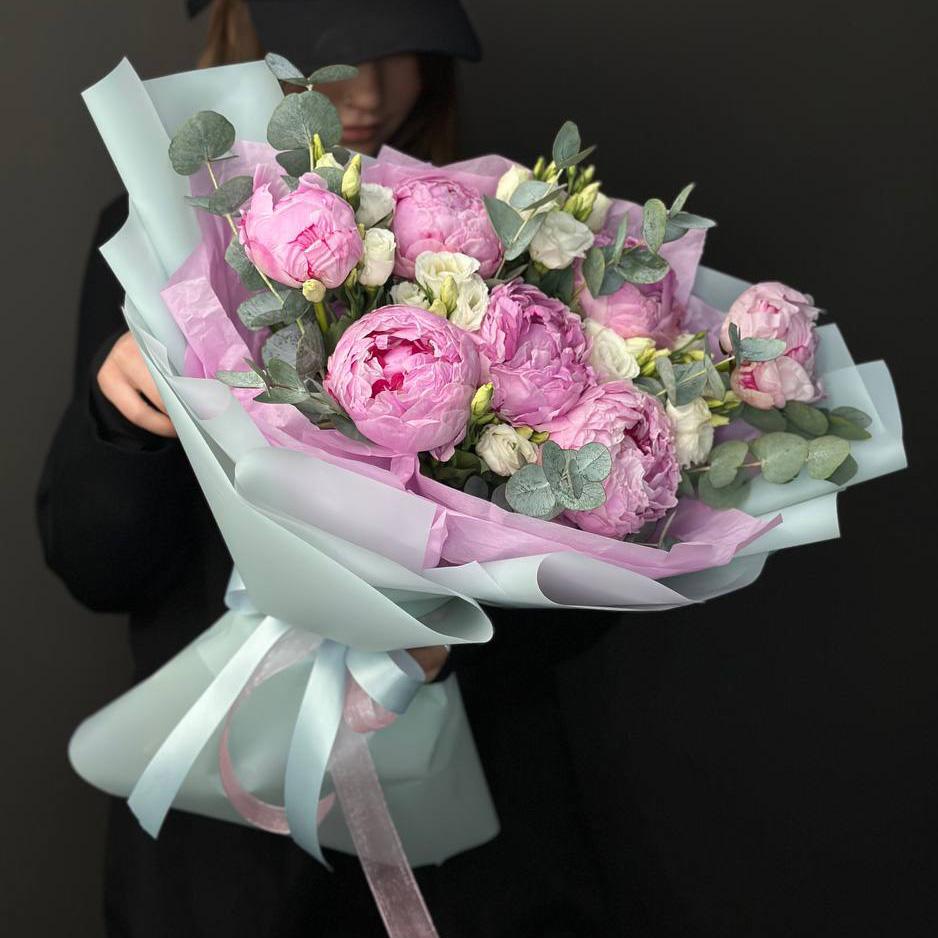 Букет с 7 пионами и лизиантусами