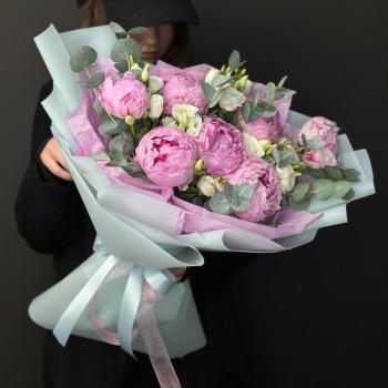 Букет с 7 пионами и лизиантусами