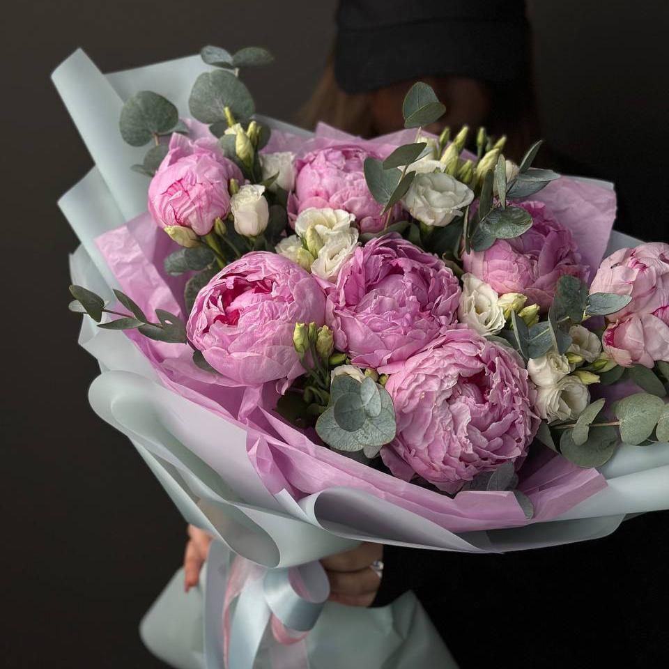 Букет с 7 пионами и лизиантусами