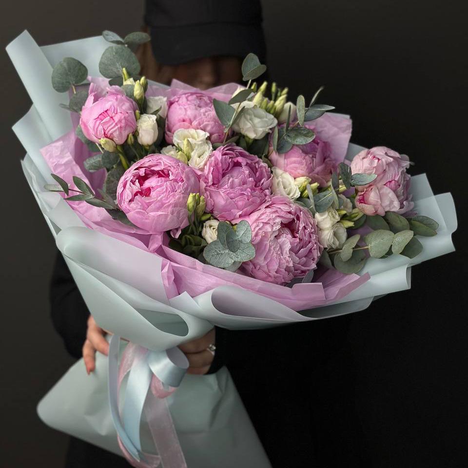 Букет с 7 пионами и лизиантусами