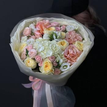 Букет с розами, белой гортензией и лизиантусами