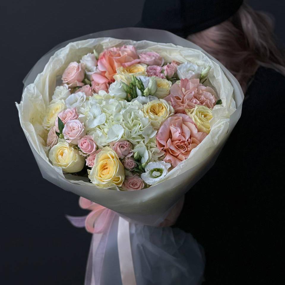 Букет с розами, белой гортензией и лизиантусами