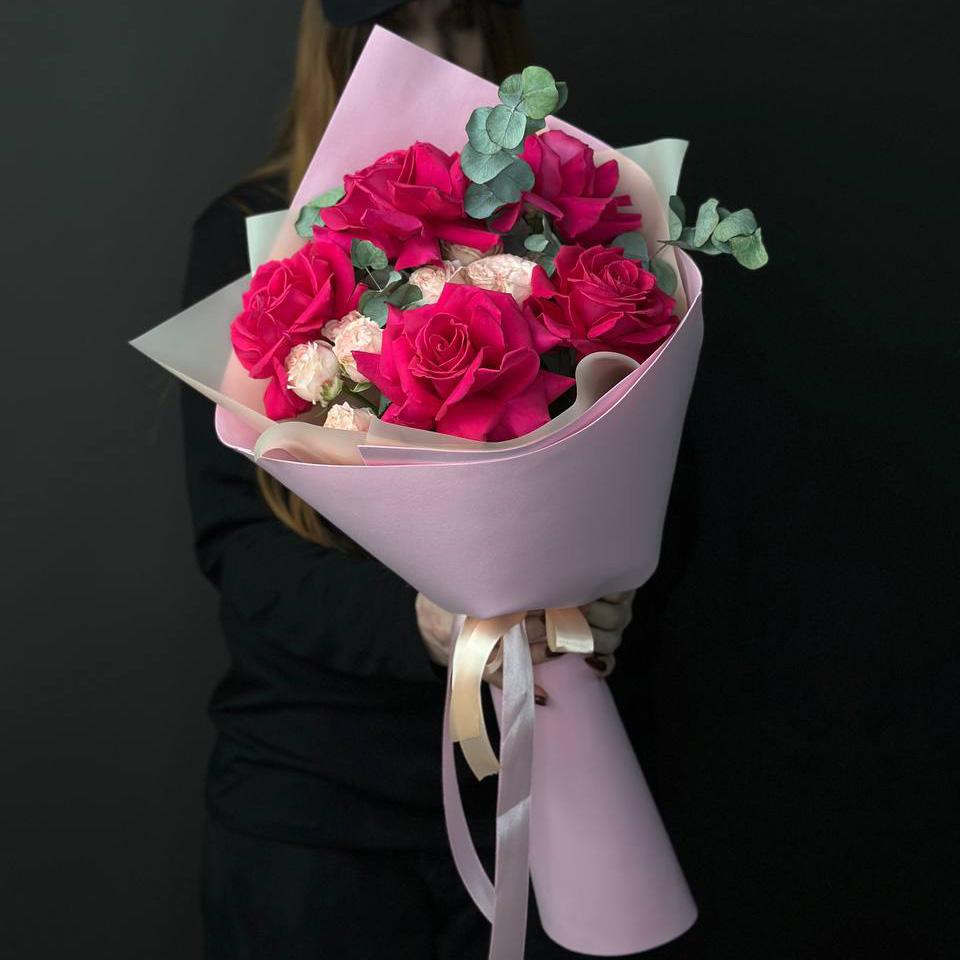 7 розовых роз с эвкалиптом