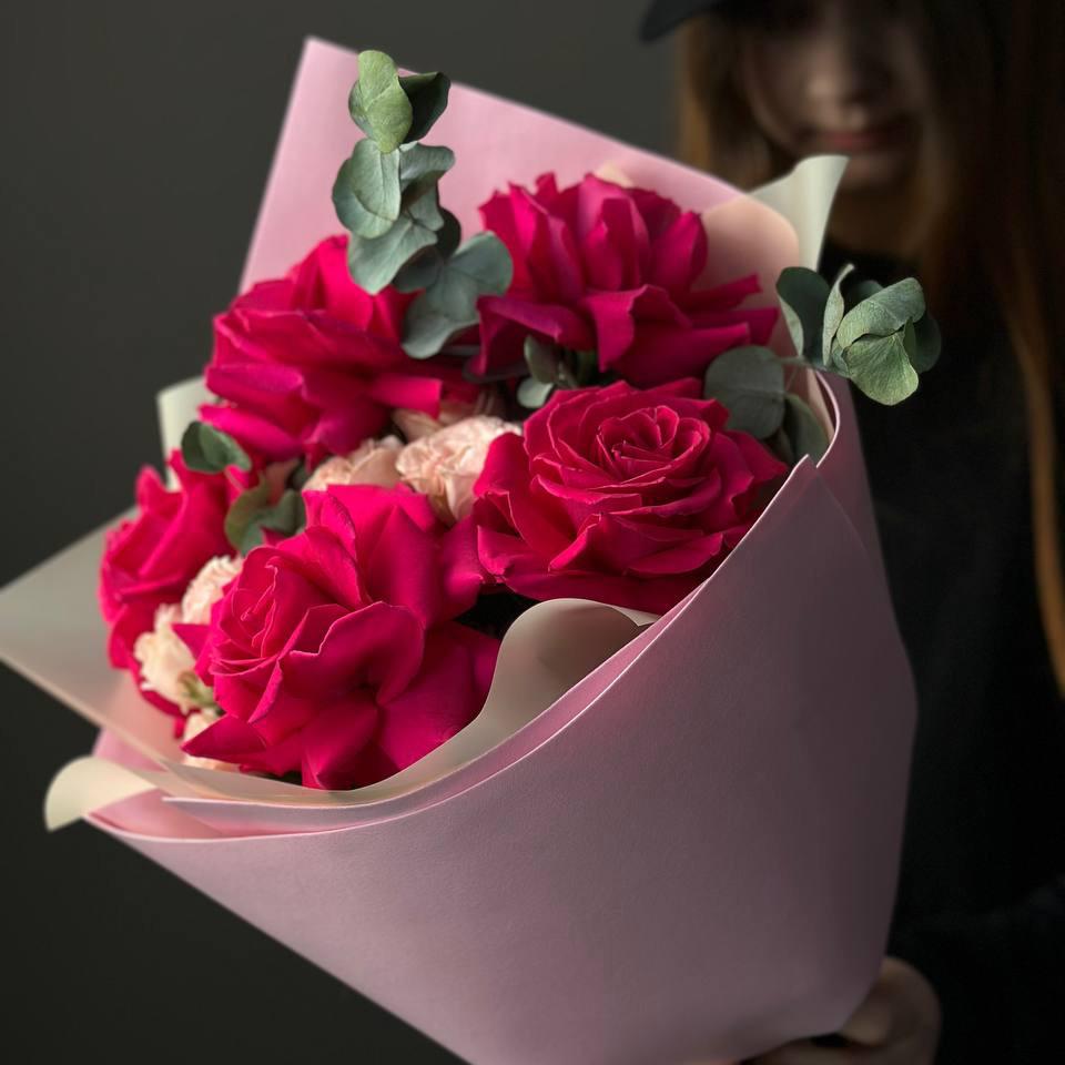 7 розовых роз с эвкалиптом