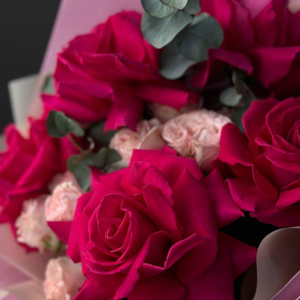 7 розовых роз с эвкалиптом