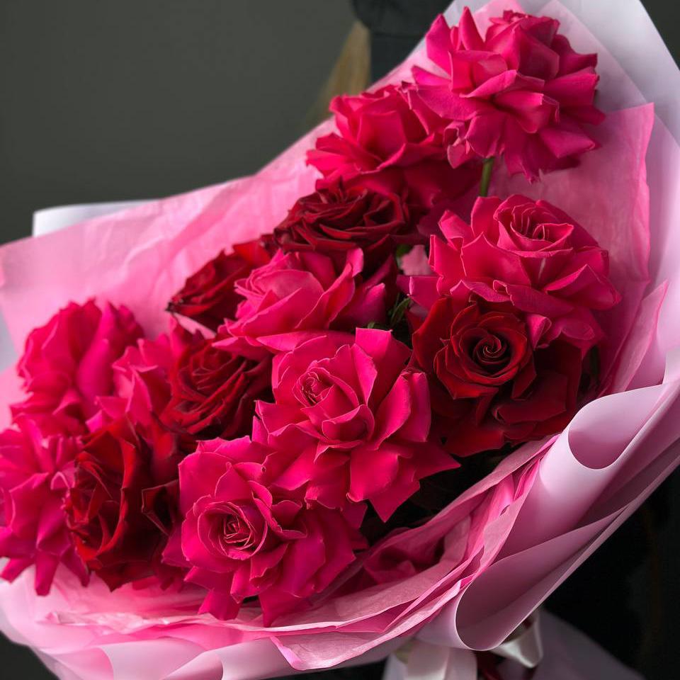 Букет из красных и розовых роз с фисташкой