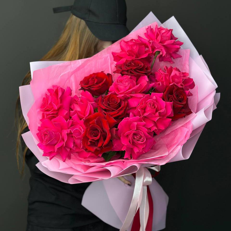 Букет из красных и розовых роз с фисташкой