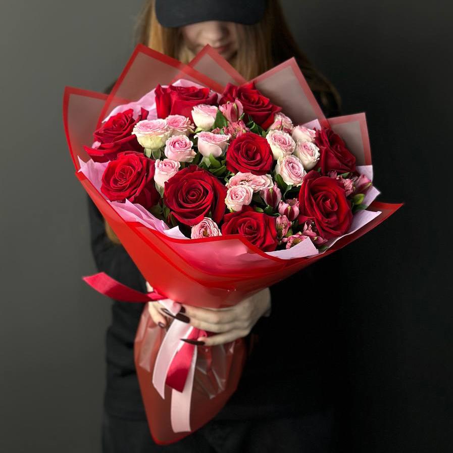 Букет с розами, альстромериями и фисташками