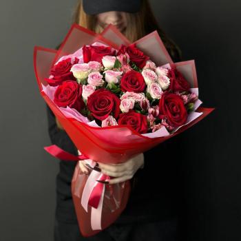 Букет с розами, альстромериями и фисташками