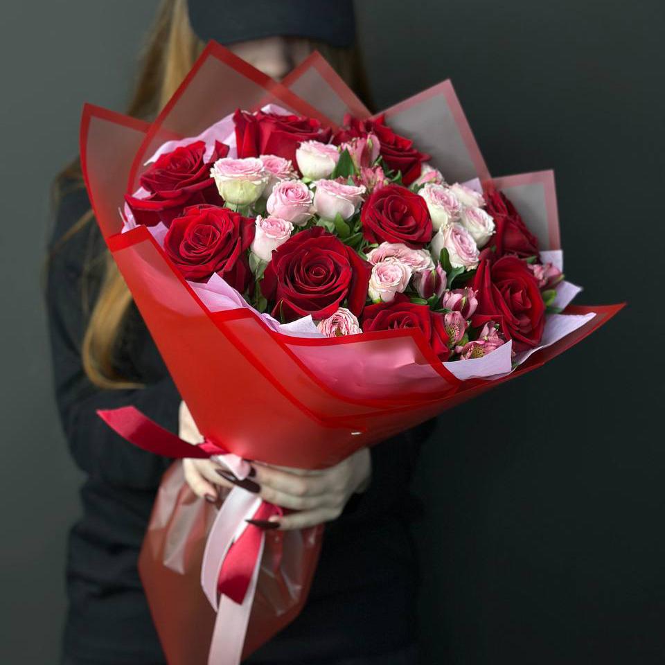 Букет с розами, альстромериями и фисташками