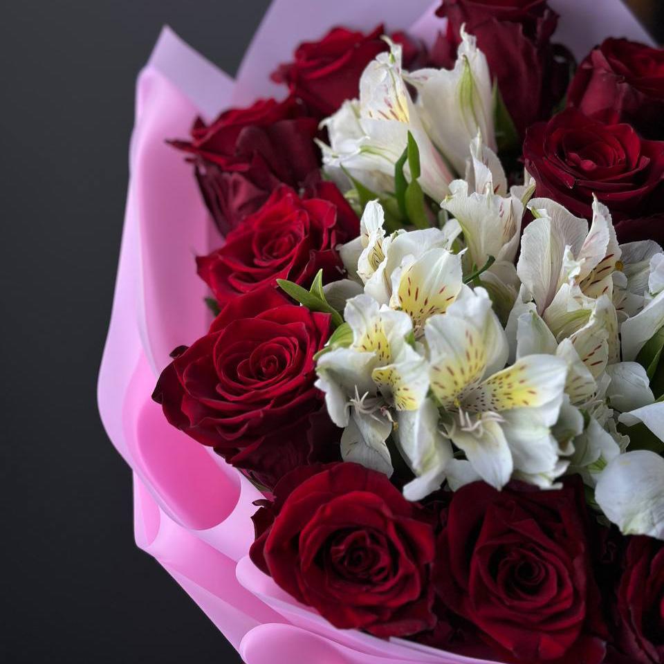 15 красных роз с белыми альстромериями