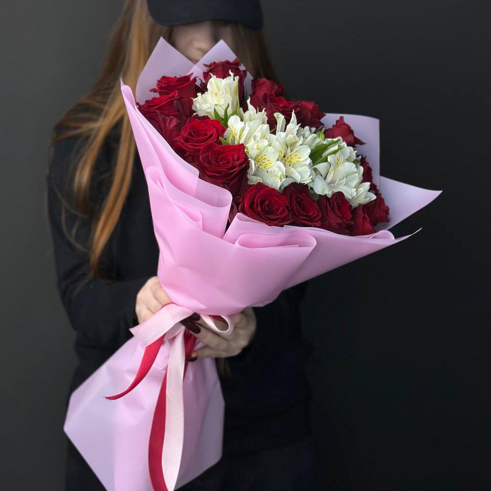 15 красных роз с белыми альстромериями