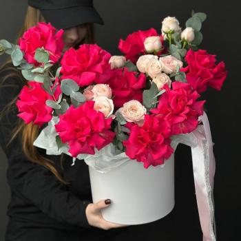 Букет из розовых роз в коробке