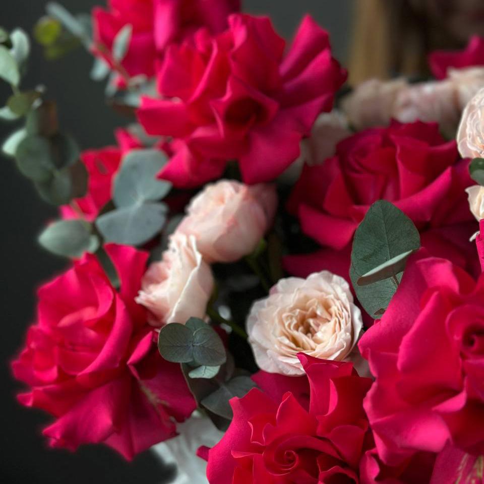 Букет из розовых роз в коробке