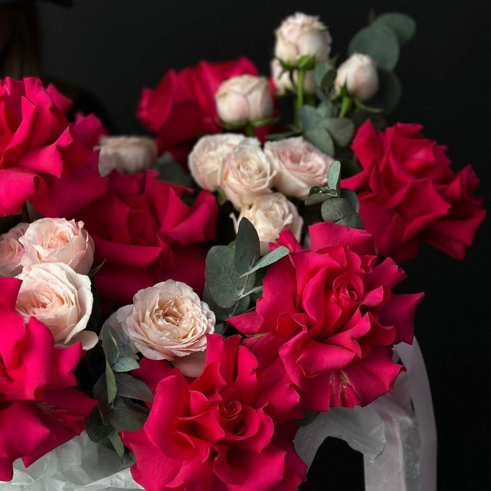 Букет из розовых роз в коробке